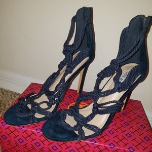 Beautiful navy blue knot tie straps. 4.5 heel.